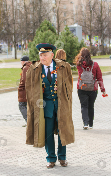 Скачать Ветеран в плаще. фотосток Ozero