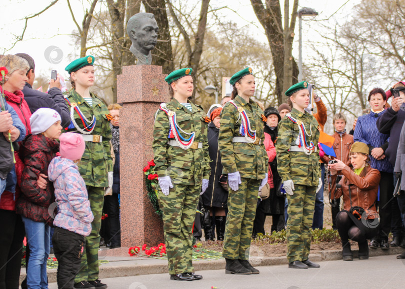 Скачать Группа почетного караула у памятника. фотосток Ozero