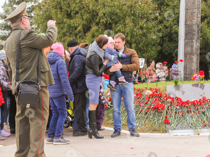 Скачать Люди с детьми у памятника. фотосток Ozero