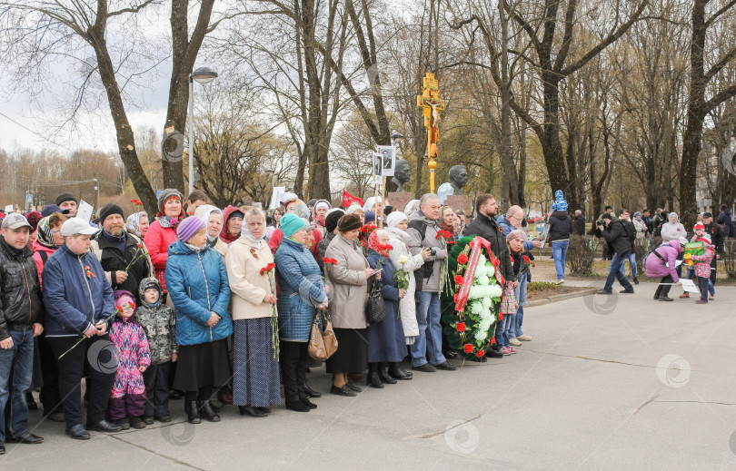 Скачать Группа людей с православным крестом. фотосток Ozero