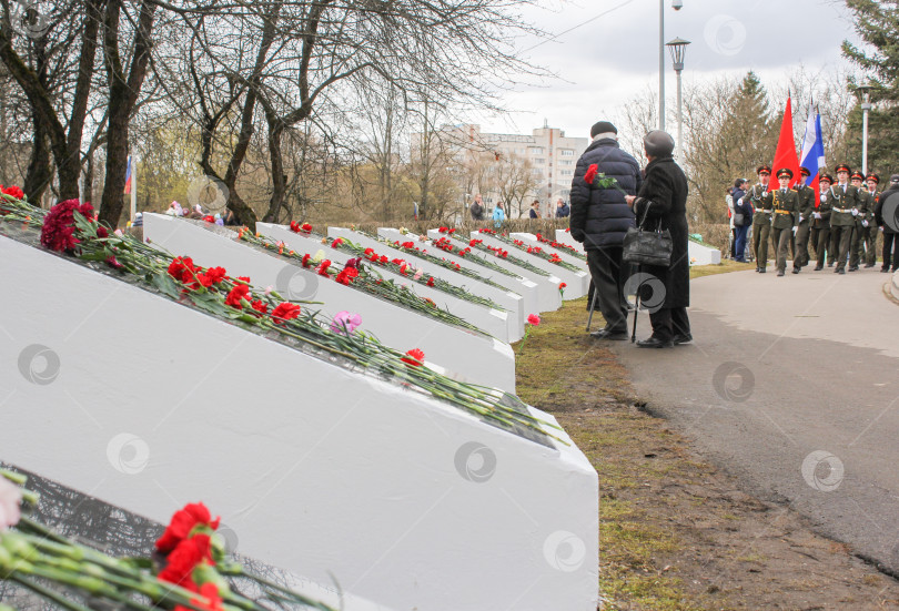 Скачать Памятные таблички вдоль дорожки. фотосток Ozero