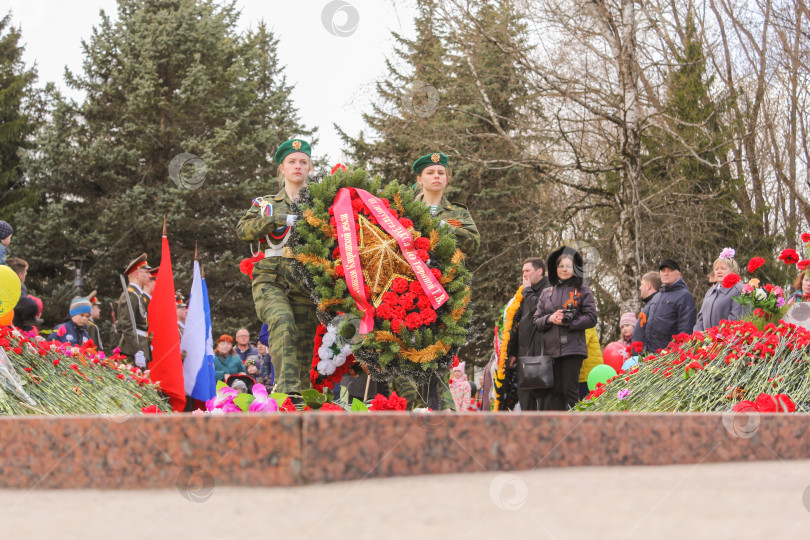 Скачать Коронованная группа приближается к памятнику. фотосток Ozero