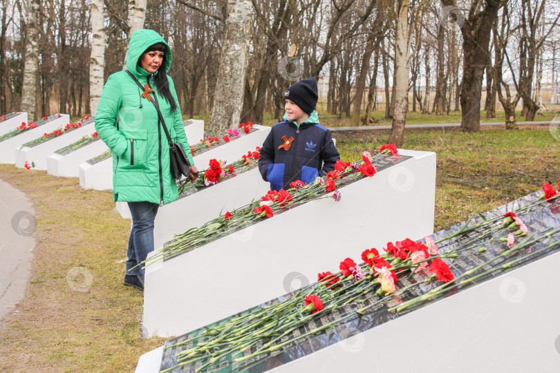 Скачать Люди у памятников с цветами. фотосток Ozero