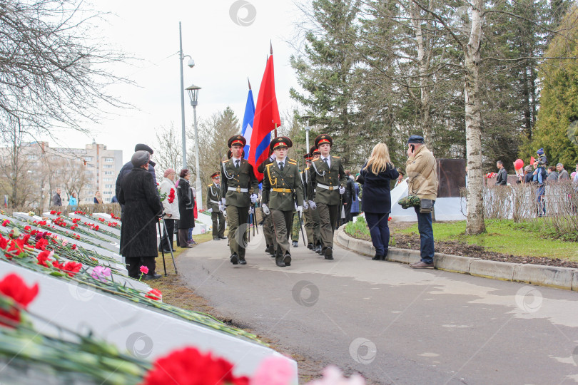 Скачать Стандартная группа у памятников. фотосток Ozero