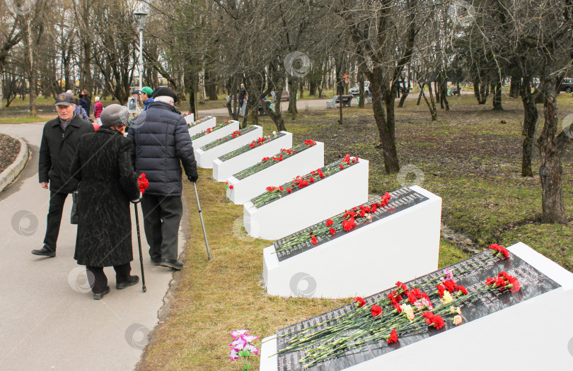 Скачать Пожилые люди проходят мимо памятных табличек. фотосток Ozero