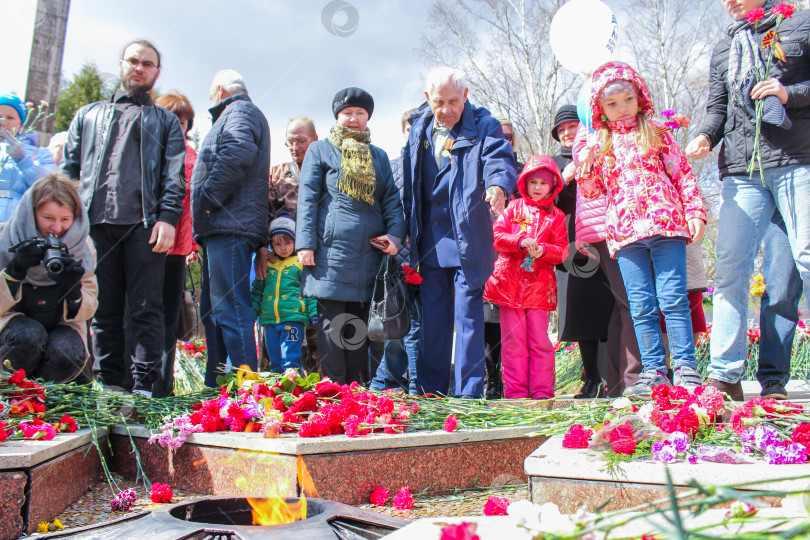 Скачать Люди разных возрастов у Вечного огня. фотосток Ozero