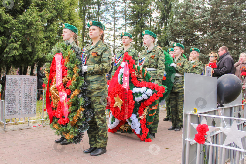 Скачать Группа девушек в униформе с венками. фотосток Ozero