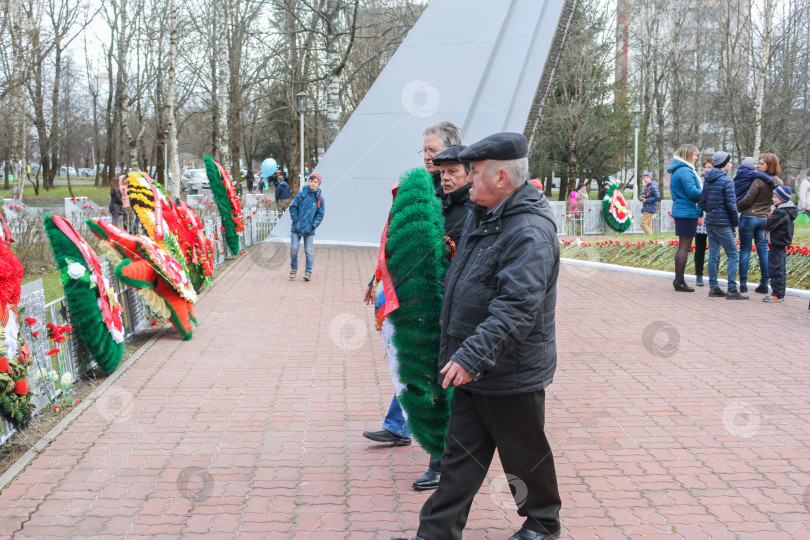 Скачать Люди несут венок. фотосток Ozero