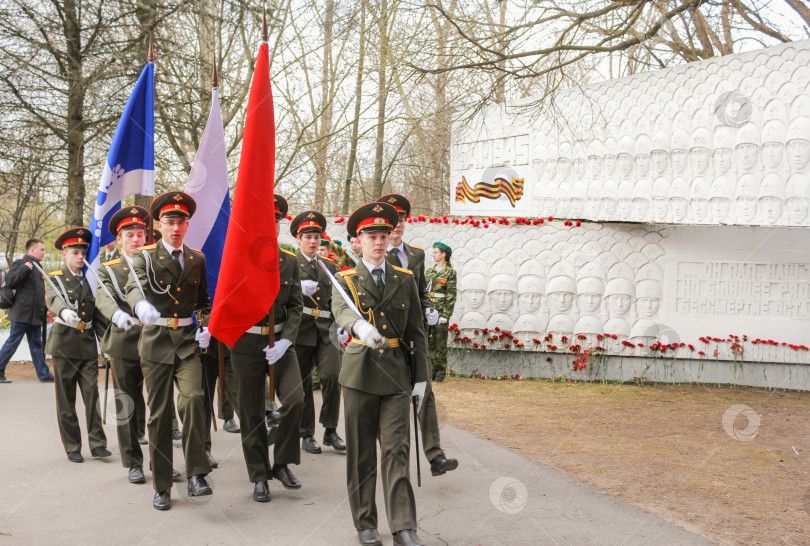 Скачать Стандартная группа у памятника защитникам города. фотосток Ozero