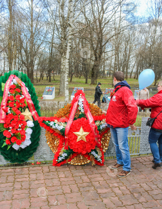 Скачать Люди у венка в виде звезды. фотосток Ozero