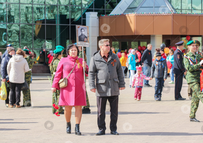 Скачать Люди перед акцией "Бессмертный полк". фотосток Ozero