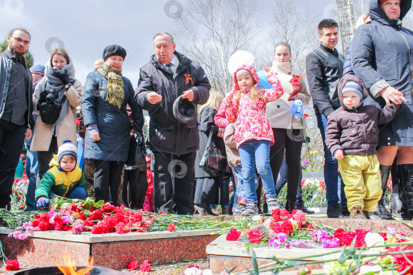 Скачать Люди у Вечного огня с цветами. фотосток Ozero