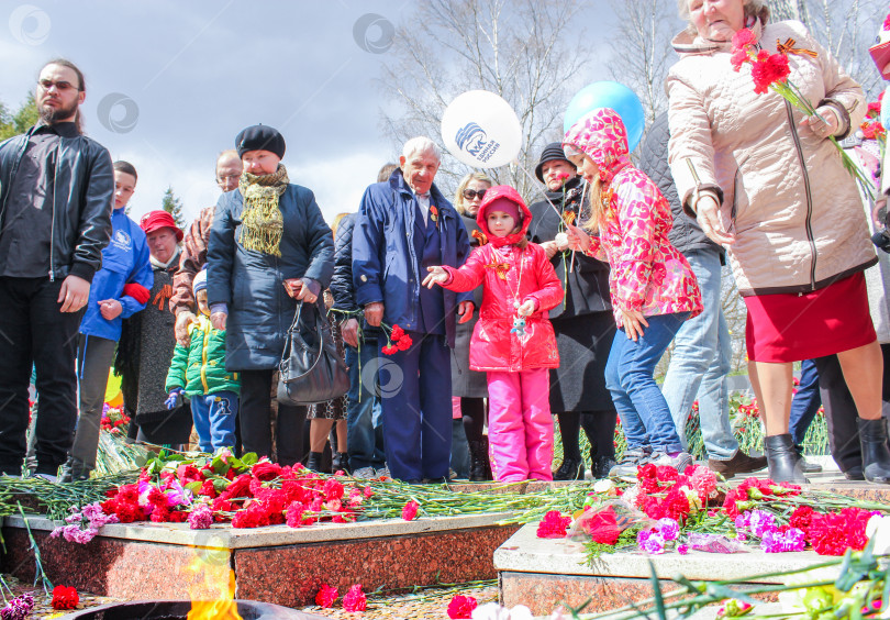 Скачать Люди бросают монеты в памятник. фотосток Ozero