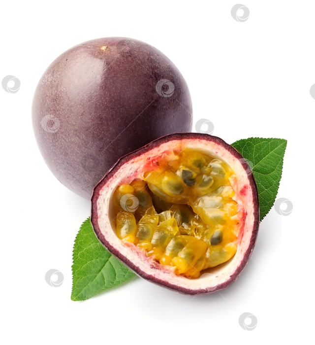 Скачать Маракуйя крупным планом на белом фоне. Плоды маракуйи. фотосток Ozero