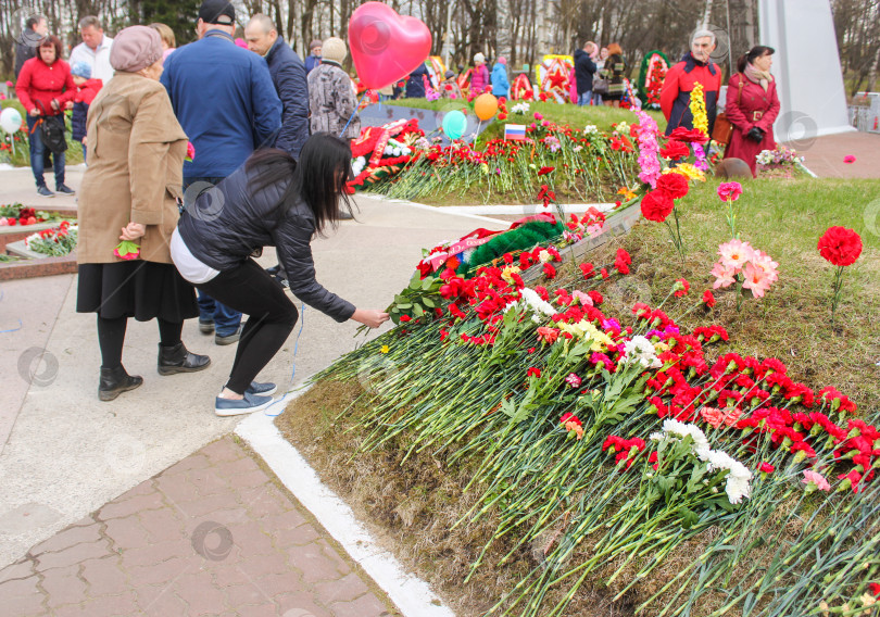 Скачать Люди у мемориала у Вечного огня. фотосток Ozero