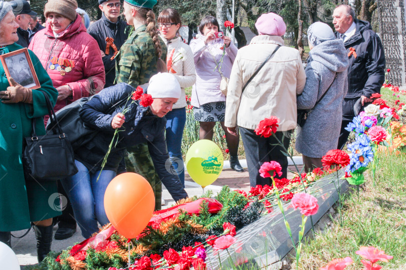 Скачать Люди приносят цветы к могилам солдат. фотосток Ozero