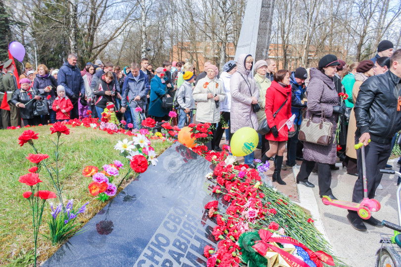 Скачать Бесконечный поток людей у братских могил. фотосток Ozero