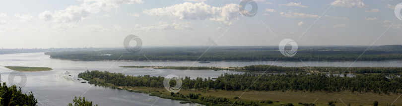 Скачать Со смотровой площадки открывается панорамный вид на реку Волгу. фотосток Ozero