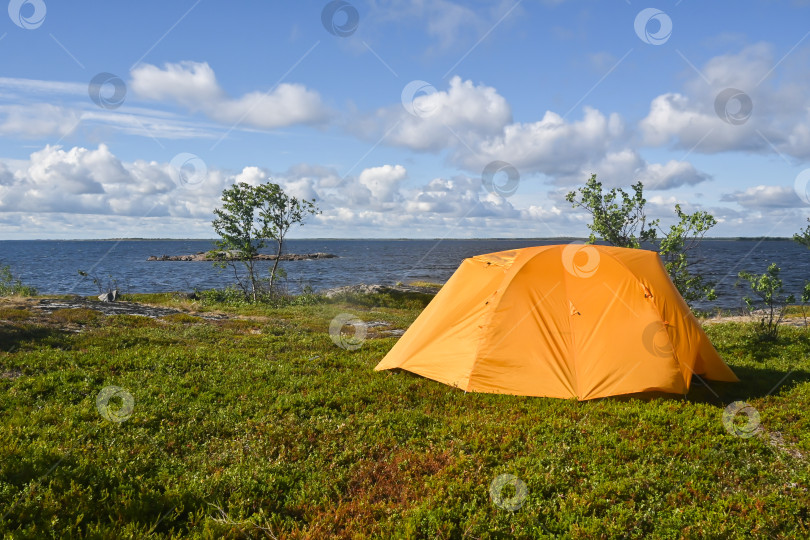 Скачать Палатка на берегу моря. фотосток Ozero