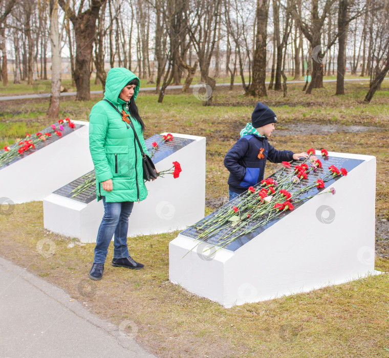 Скачать Мать и сын у памятной тарелки. фотосток Ozero