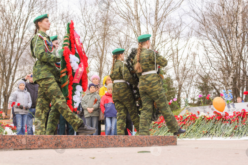 Скачать Венчающая группа на подходе к памятнику. фотосток Ozero