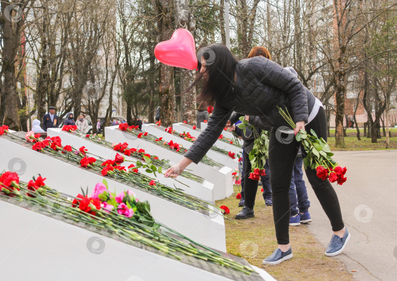 Скачать Девушки возлагают розы на памятники. фотосток Ozero