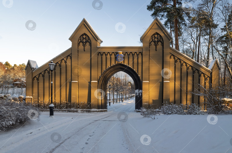 Скачать Главные ворота старинной усадьбы Монрепо фотосток Ozero