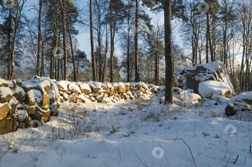 Скачать Огромный кубический гранитный камень фотосток Ozero