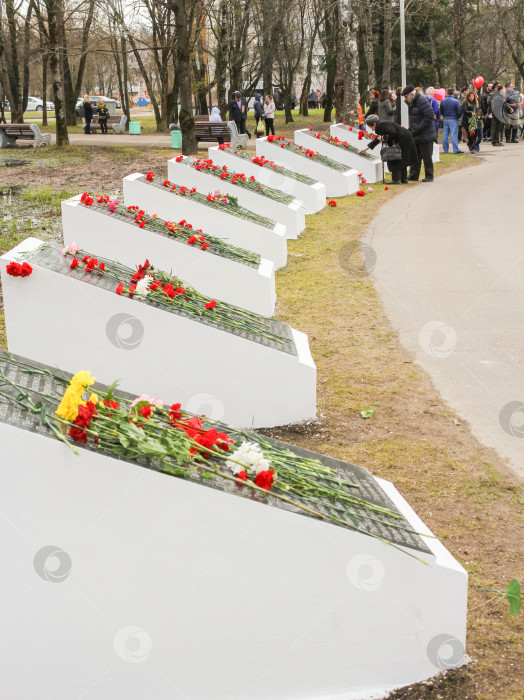 Скачать Памятные таблички вдоль полукруглой дорожки. фотосток Ozero