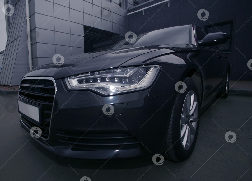 Скачать современный спортивный автомобиль на парковке фотосток Ozero