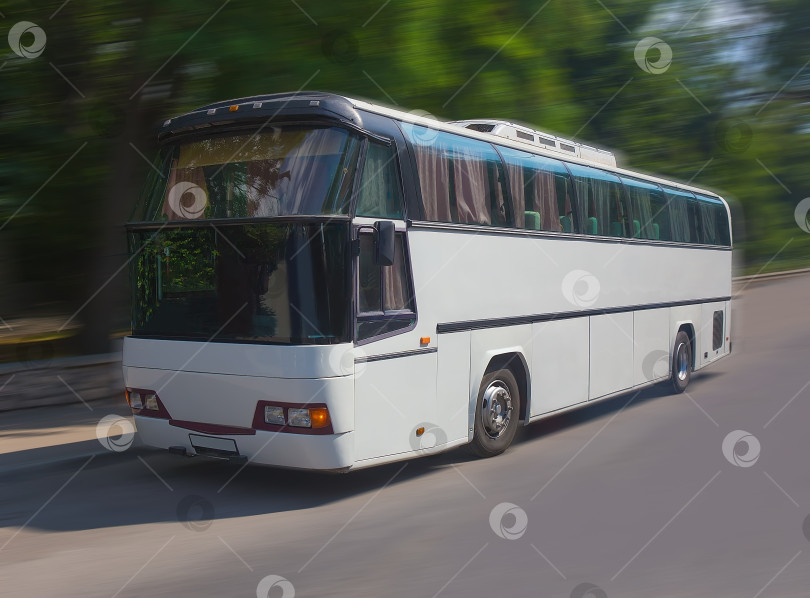 Скачать туристический автобус едет по шоссе фотосток Ozero