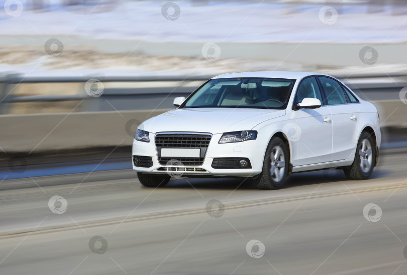 Скачать автомобиль движется по дороге зимой фотосток Ozero