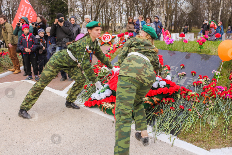 Скачать Возложение венка к памятнику. фотосток Ozero