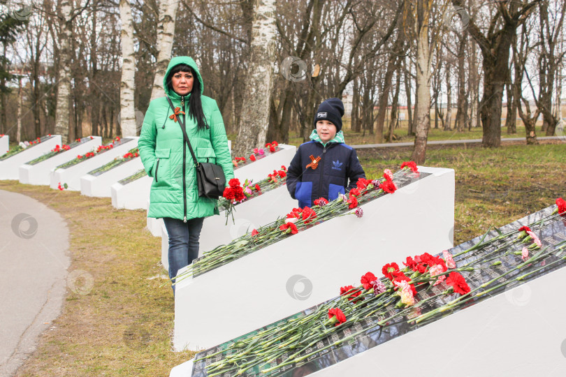 Скачать Люди у памятников павшим воинам. фотосток Ozero