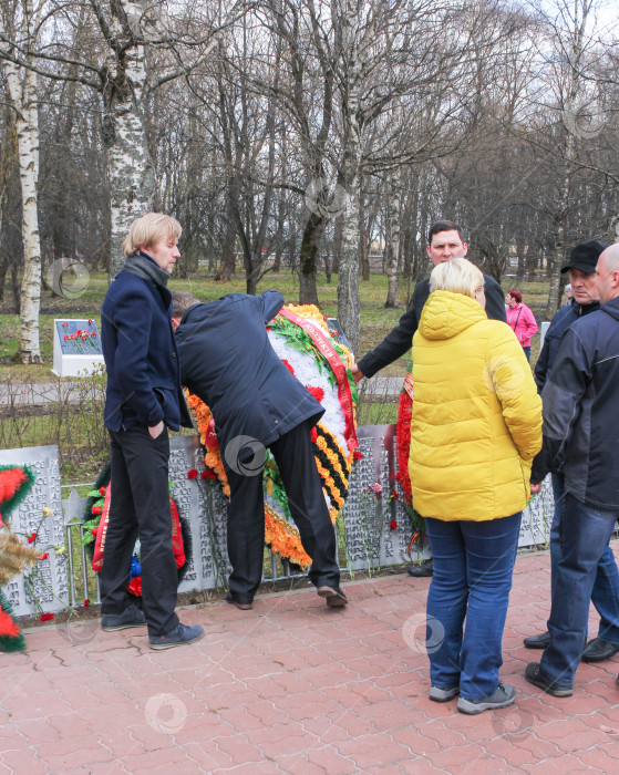 Скачать Группа людей возлагает венок. фотосток Ozero