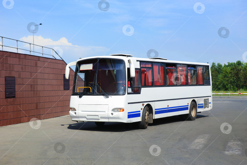 Скачать туристический автобус на автовокзале фотосток Ozero