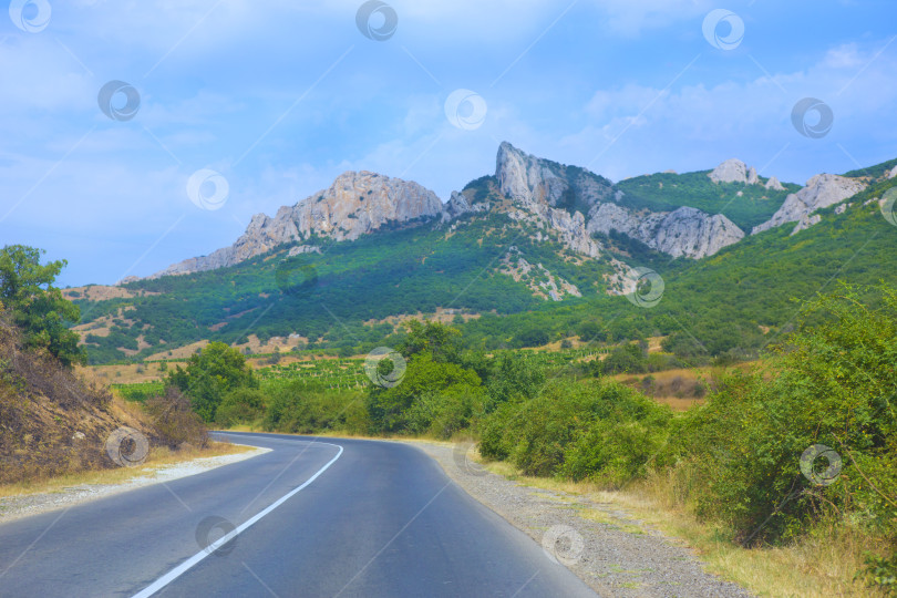 Скачать Горный пейзаж Крыма с шоссе фотосток Ozero