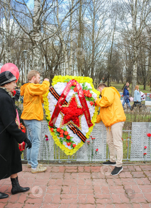 Скачать Молодые люди возлагают венок. фотосток Ozero