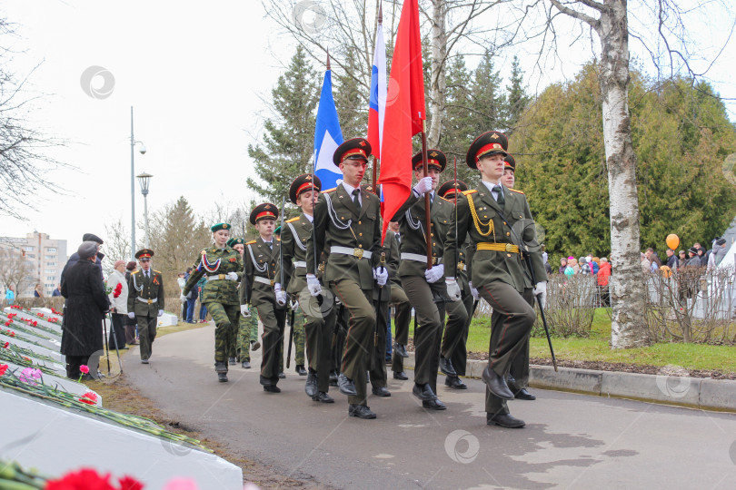 Скачать Флаговая группа с флагами на трассе. фотосток Ozero