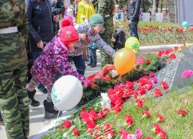 Скачать Дети возлагают вину на павших солдат. фотосток Ozero