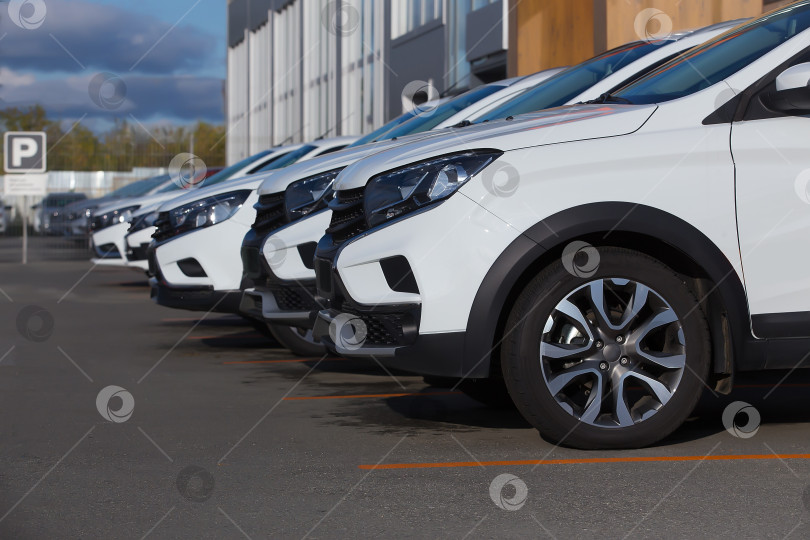 Скачать Автомобили на продажу Ряд складских партий фотосток Ozero
