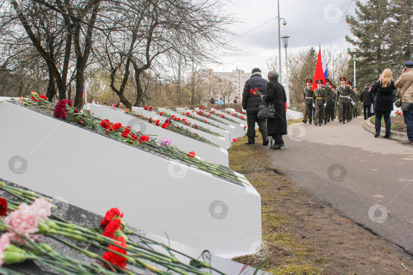 Скачать Памятники с цветами в День Победы. фотосток Ozero