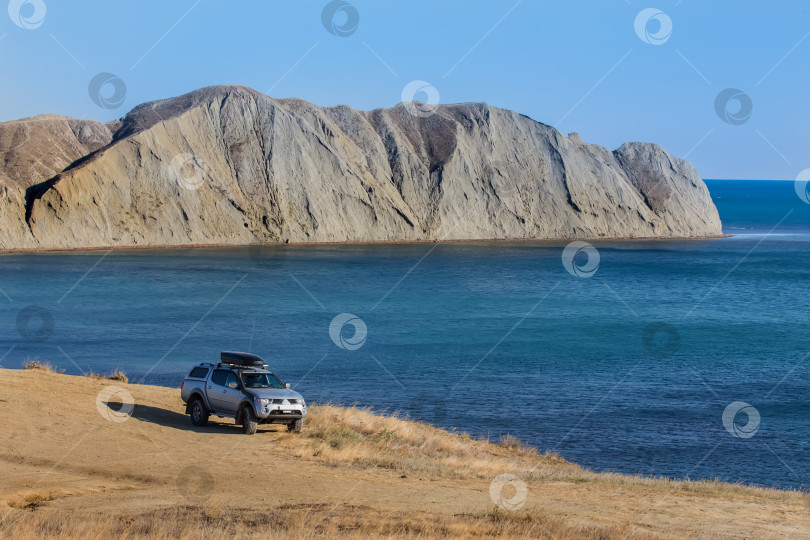 Скачать внедорожник на высоком берегу моря фотосток Ozero