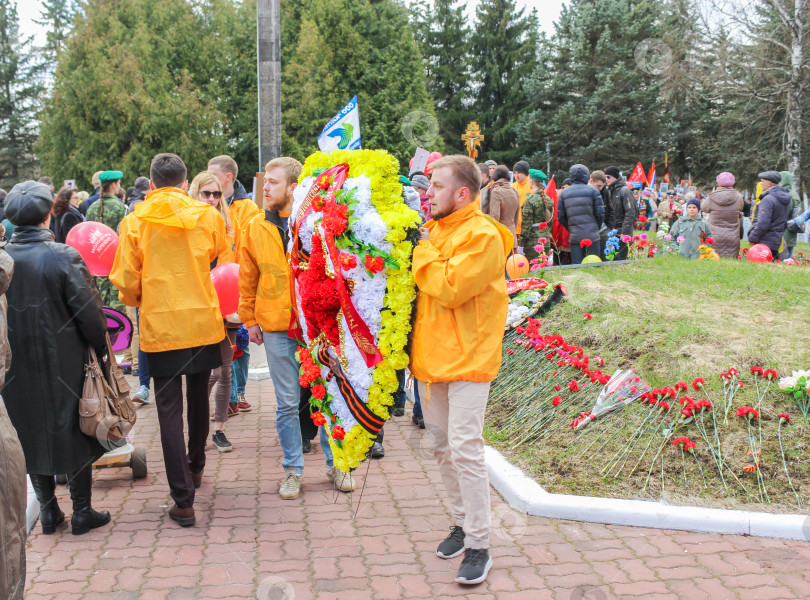 Скачать Группа молодых людей с венком. фотосток Ozero