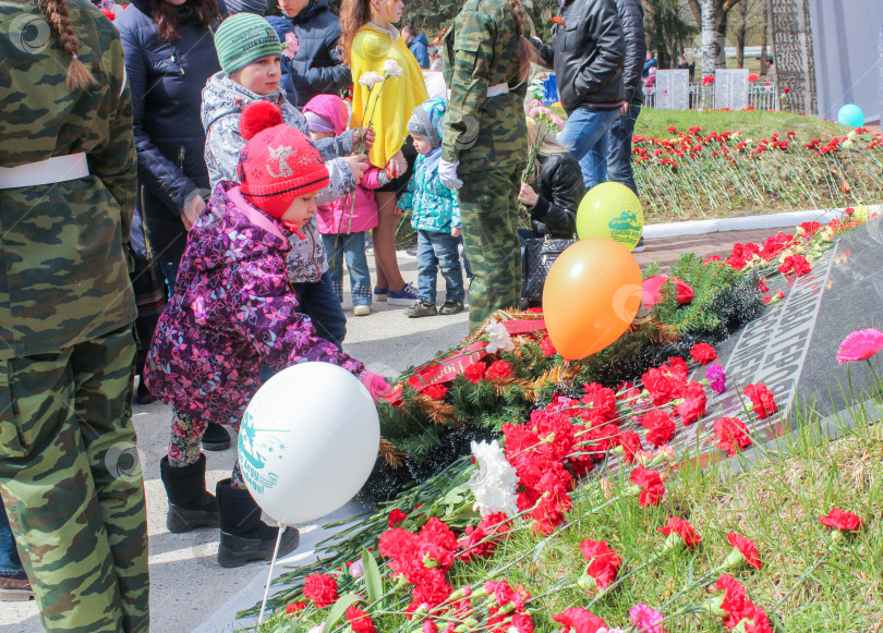 Скачать Дети у памятника павшим воинам. фотосток Ozero