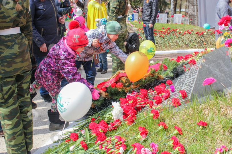 Скачать Дети возлагают вину на павших солдат. фотосток Ozero