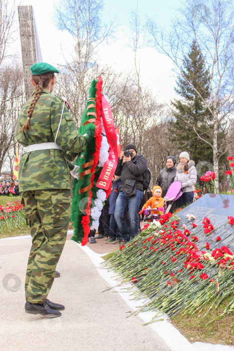 Скачать Венчающая группа на подходе к памятнику. фотосток Ozero