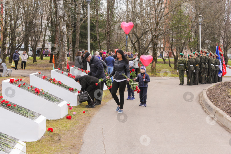 Скачать Люди несут цветы к памятникам. фотосток Ozero