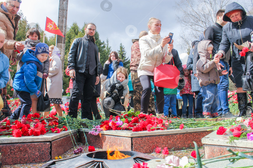 Скачать Взрослые и дети у Вечного огня. фотосток Ozero