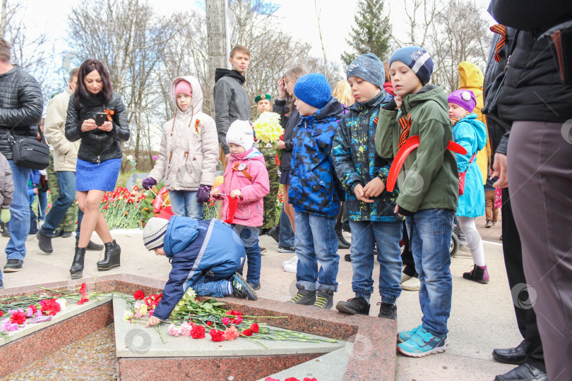 Скачать Дети у памятника павшим на войне. фотосток Ozero